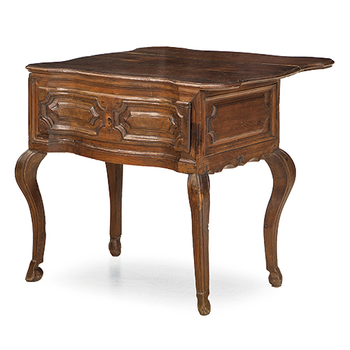 Sub.:38 - Lote: 1417 -  Mesa en madera tallada, S.XVIII, con caj�n en cintura