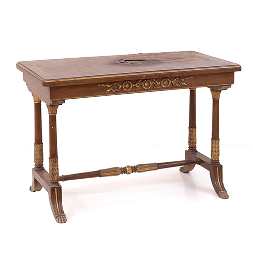 Sub.:38 - Lote: 345 -  Mesita auxiliar baja estilo Fernandino en madera tallada y dorada