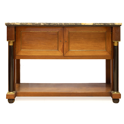 Sub.:38 - Lote: 250 -  Mueble aparador de estilo Imperio de dos puertas con columnas y tapa de m�rmol s.