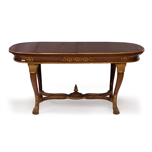 Sub.:38 - Lote: 1339 -  Mesa de comedor extensible en madera de nogal y dorada con patas de garra