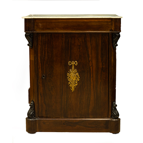 Sub.:38 - Lote: 1322 -  Entred�s de una puerta con aplique en bronce y caj�n en cintura