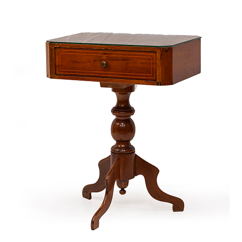 Sub.:38 - Lote: 244 -  Costurero isabelino de pie central con tres patas