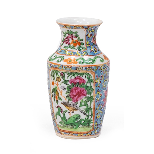 Sub.:38 - Lote: 191 -  Miniatura de jarr�n chino en porcelana de Cant�n con decoraci�n pintada de tema floral.