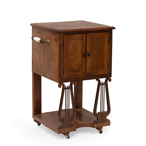 Sub.:38 - Lote: 1513 -  Mesilla con dos puertas que apoyan sobre pies en forma de liras. Asas en cer�mica en los laterales