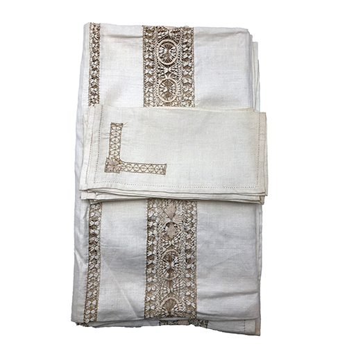 Sub.:38 - Lote: 1517 -  Mantel en hilo con bordado y filtir�