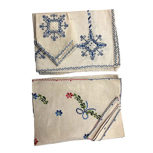 Sub.:38 - Lote: 1518 -  Dos manteles individuales Lagartera con 4 servilletas