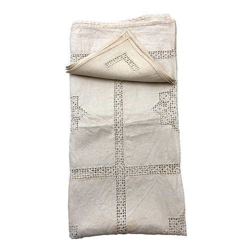 Sub.:38 - Lote: 1515 -  Mantel de hilo con trabajo de deshilado Lagartera con seis servilletas.