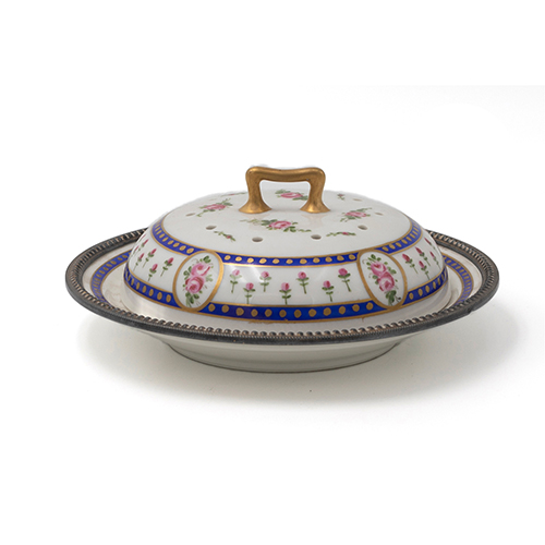 Sub.:38 - Lote: 1461 -  Quesera en porcelana con decoraci�n pintada y borde perlado en plata hacia 1900