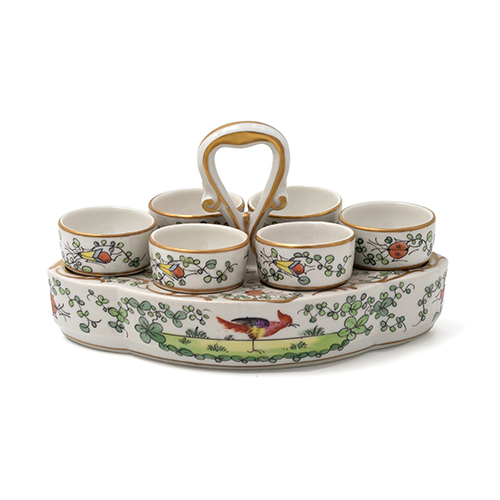 Sub.:38 - Lote: 1344 -  Seis hueveras en cer�mica con decoraci�n pintada y su soporte