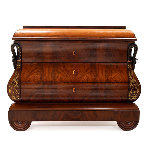 Sub.:38 - Lote: 1447 -  C�moda fernandina abombada en madera de caoba y palisandro con marqueter�a de lat�n