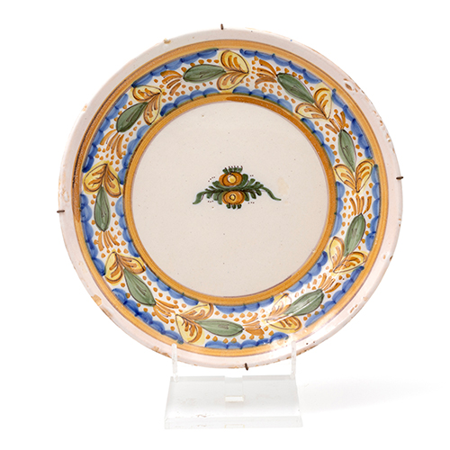 Sub.:38 - Lote: 1287 -  Plato en cer�mica de Manises con decoraci�n en blanco, azul y ocre
