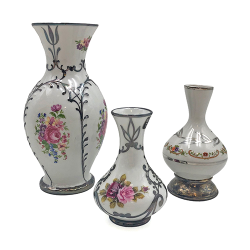 Sub.:38 - Lote: 314 -  Juego de tres jarroncitos en porcelana y decoraci�n en con plata