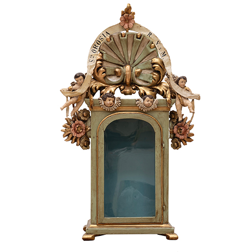 Sub.:38 - Lote: 1319 -  Hornacina en madera tallada y policromada con tres �ngeles de bulto redondo en el copete y cartela de Santa Orosia