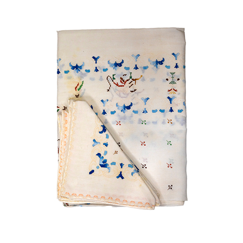 Sub.:38 - Lote: 296 -  Mantel en hilo bordado azul y rosa con ocho servilletas