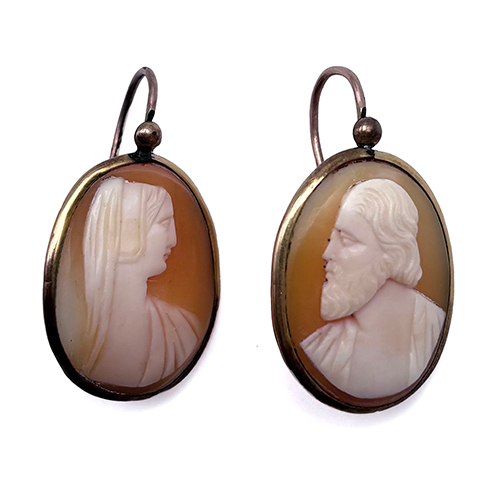 Sub.:38 - Lote: 1550 -  Dos pendientes con camafeos y montura de oro