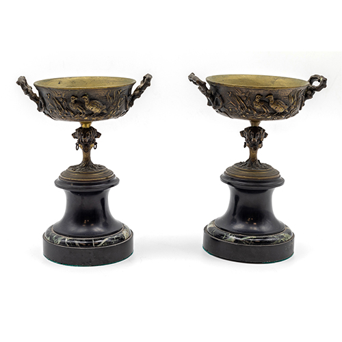 Sub.:38 - Lote: 1387 -  Pareja de copas en bronce con relieves con temas de aves y base en m�rmol .�poca Napole�n III Francia S. XIX
