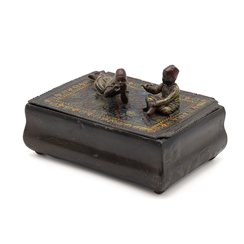 Sub.:38 - Lote: 1312 -  Caja de Viena con alfombra