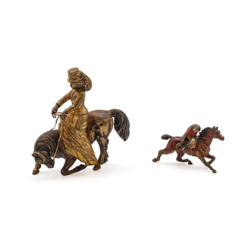Sub.:38 - Lote: 1315 -  Lote de dos bronces, amazona con caballo en postura de rodillas para facilitar el apeo de la dama y jockey en bronce policromado de Viena