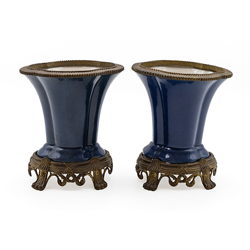 Sub.:38 - Lote: 1388 -  Pareja de jarrones en porcelana azul cobalto y blanco con montura de bronce en las bases y embocaduras, S. XX