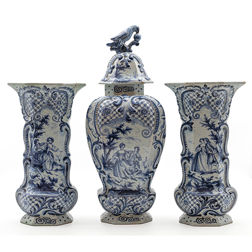 Sub.:38 - Lote: 1372 -  Conjunto formado por dos jarrones y un tibor en ceramica de Delft