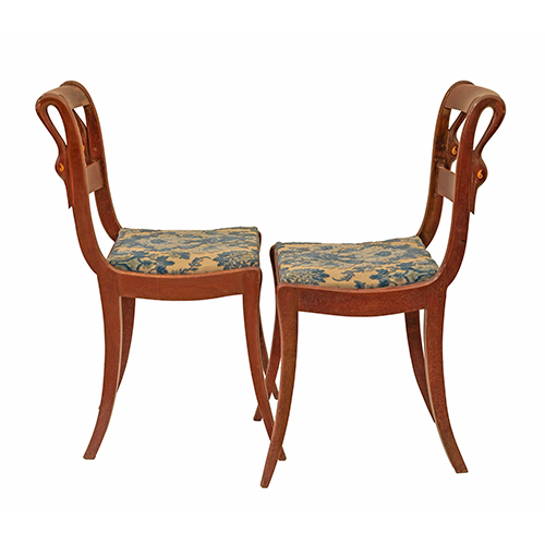 Sub.:38 - Lote: 1304 -  Pareja se sillas en madera talladas con patos en el respaldo patos