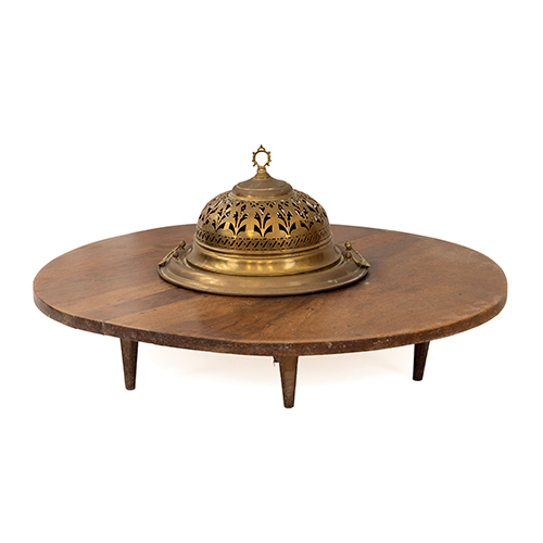 Sub.:38 - Lote: 1537 -  Brasero de copa en laton con tarima en madera de nogal