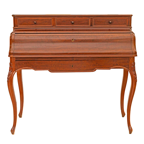 Sub.:38 - Lote: 1546 -  Escritorio en caoba estilo Luis XV con tapa curva, el interior con tres cajones en madera de arce y caj�n en cintura