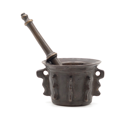 Sub.:38 - Lote: 1365 -  Almirez de costillas con mano S. XVI