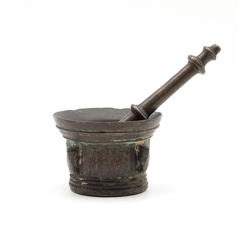 Sub.:38 - Lote: 1366 -  Almirez de costillas y letras g�ticas S. XVI