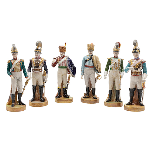 Sub.:38 - Lote: 1291 -  Seis porcelanas pintadas del siglo XX de soldados brit�nicos con vestimenta ceremonial