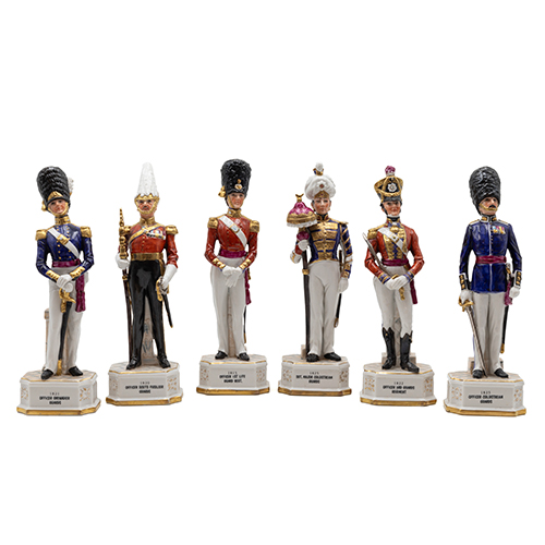 Sub.:38 - Lote: 1292 -  Seis porcelanas pintadas del siglo XX de soldados brit�nicos con vestimenta ceremonial