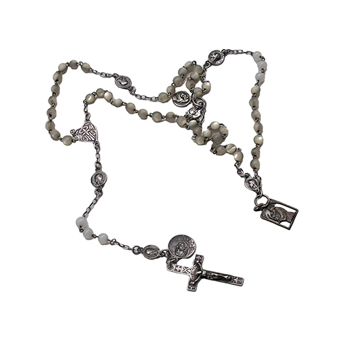 Sub.:38 - Lote: 1527 -  Rosario en plata y n�car con peque�as medallas.