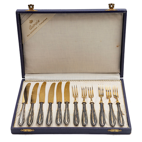 Sub.:38 - Lote: 1549 -  Juego de tenedores y cuchillos de postre en plata, incluyen estuche