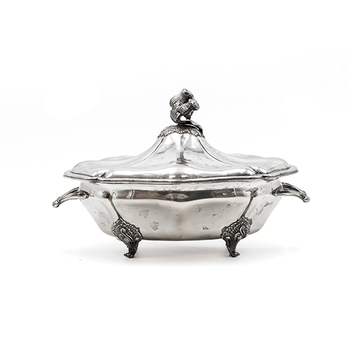 Sub.:38 - Lote: 1278 -  Sopera en plata estilo Luis XV con dos asas en forma de venera y pomo con tres motivos vegetales. Reposa sobre cuatro pies cincelados y rematados por volutas cabriole