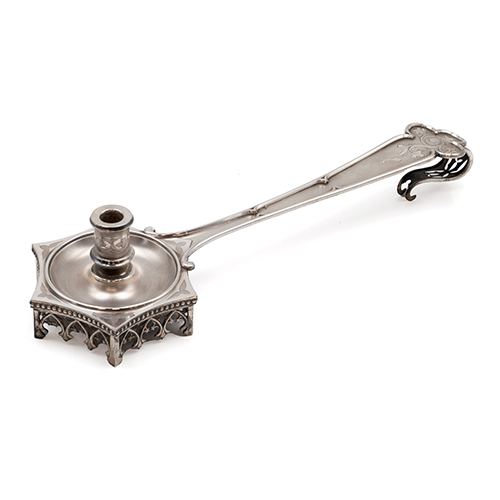 Sub.:38 - Lote: 1466 -  Palmatoria en plata de estilo neog�tico con punz�n de Rovira Barcelona Peso 351 gr