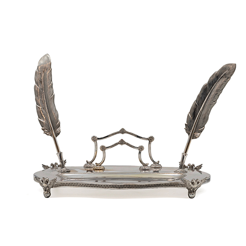 Sub.:38 - Lote: 1420 -  Escriban�a en plata con dos plumas y soporte para cartas Peso 643 gr