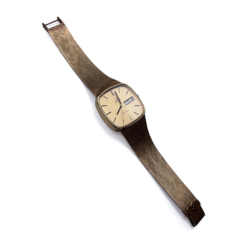 Sub.:38 - Lote: 513 -  Reloj Omega automatico de caja cuadrada y brazalete de oro de 18 K con calendario y día de la semana .Peso con maquina 88gr peso oro 70gr