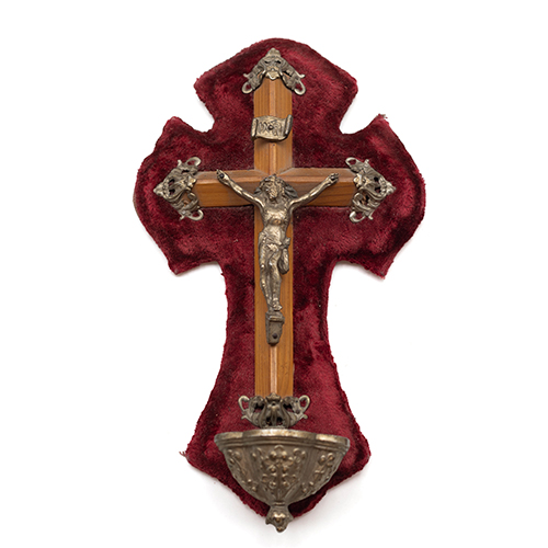 Sub.:38 - Lote: 1404 -  Dos aguabenditeras, una con cruz y otra en carey.