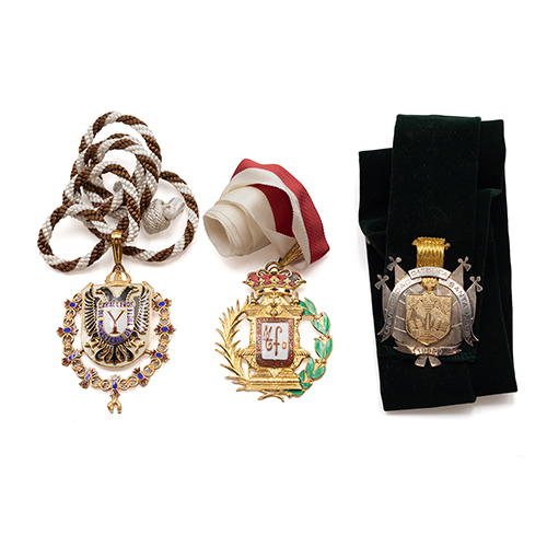 Sub.:38 - Lote: 1548 -  Tres medallas primera Caballeros del San Juan de Dios en plata y esmalte