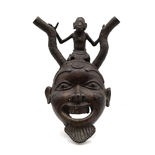 Sub.:38 - Lote: 1556 -  Cabeza ritual hueca de bronce africano.