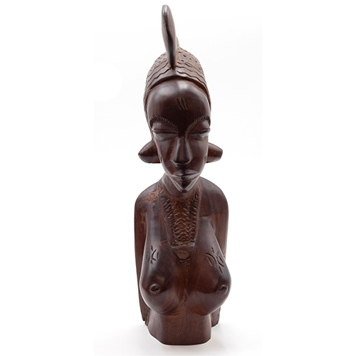Sub.:38 - Lote: 1454A -  Busto de mujer africana en madera rojiza Tocado en la cabeza, l�bulos pronunciado en las orejas y trenzado al cabello Adornos en la frente y p�mulos. Pechos desnudos igualmente con adornos. Collar trenzado que desciende