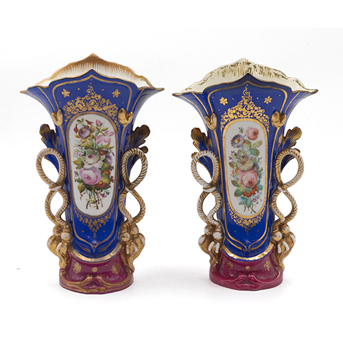 Sub.:38 - Lote: 1378 -  Pareja de b�caros en porcelana con cartelas de flores S. XIX