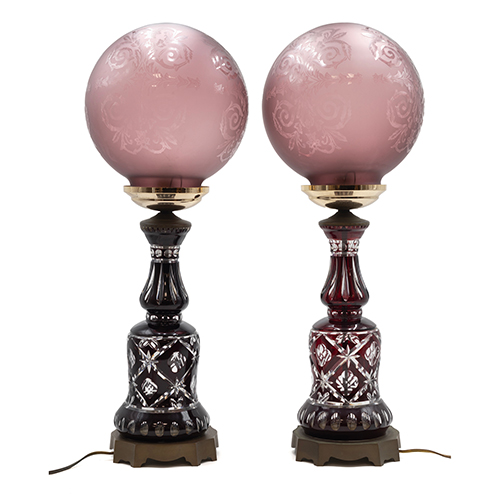 Sub.:38 - Lote: 246 -  Pareja de l�mparas de sobremesa en cristal tallado color granate y tulipas.