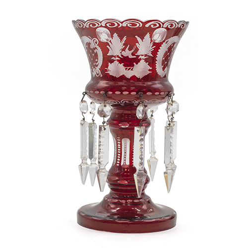 Sub.:38 - Lote: 1379 -  Centro en cristal tallado y grabado en color rojo