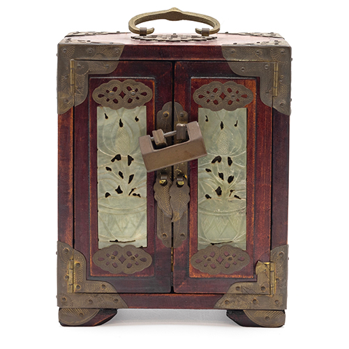 Sub.:38 - Lote: 1468 -  Joyero chino con herrajes en metal y placas de jade