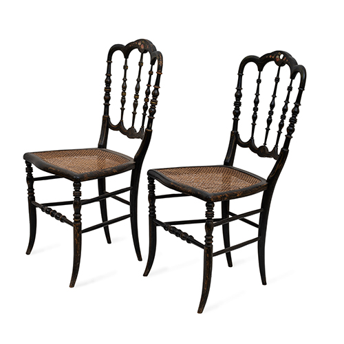 Sub.:38 - Lote: 1355 -  Pareja de sillas en madera lacada con incrustaciones de n�car, respaldo de de palillos torneados y asiento de rejilla