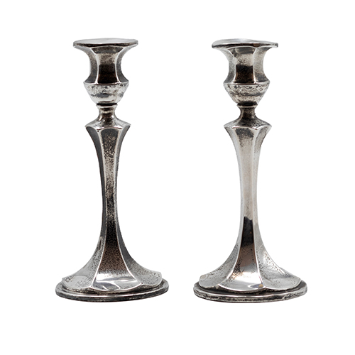 Sub.:38 - Lote: 1482 -  Pareja de candeleros en plata con pie hexagonal y alma de madera