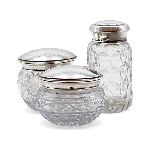 Sub.:38 - Lote: 1531 -  Tres botes en cristal en cristal tallado con tapas de plata