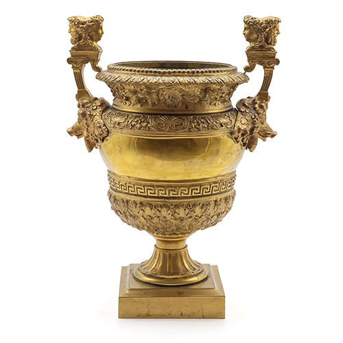 Sub.:38 - Lote: 1540 -  Copa de bronce dorado siguiendo en el modelo realizado por Claude Ballin (1615 - 1678) para el Palacio de Versalles.Asas con cabezas de Jano y cabezas de jabali.El collar esta decorado por hojas de roble y conchas.La base de seccion cuadrada se decora co hojas de roble y bellotas.Gran Tour
