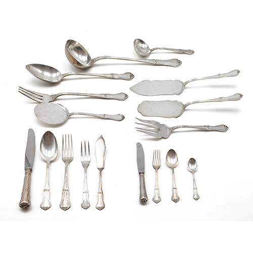 Sub.:38 - Lote: 1535 -  Cubertería en plata de doce servicios 108 piezas. Consta de 12 tenedores, 12 cucharas, 12 cuchillos, 12 tenedores pescado, 12 palas, 12 tenedores postre, 12 cucharas postre, 12 cuchillos postre, 12 cucharillas café y 8 cubiertos de servir